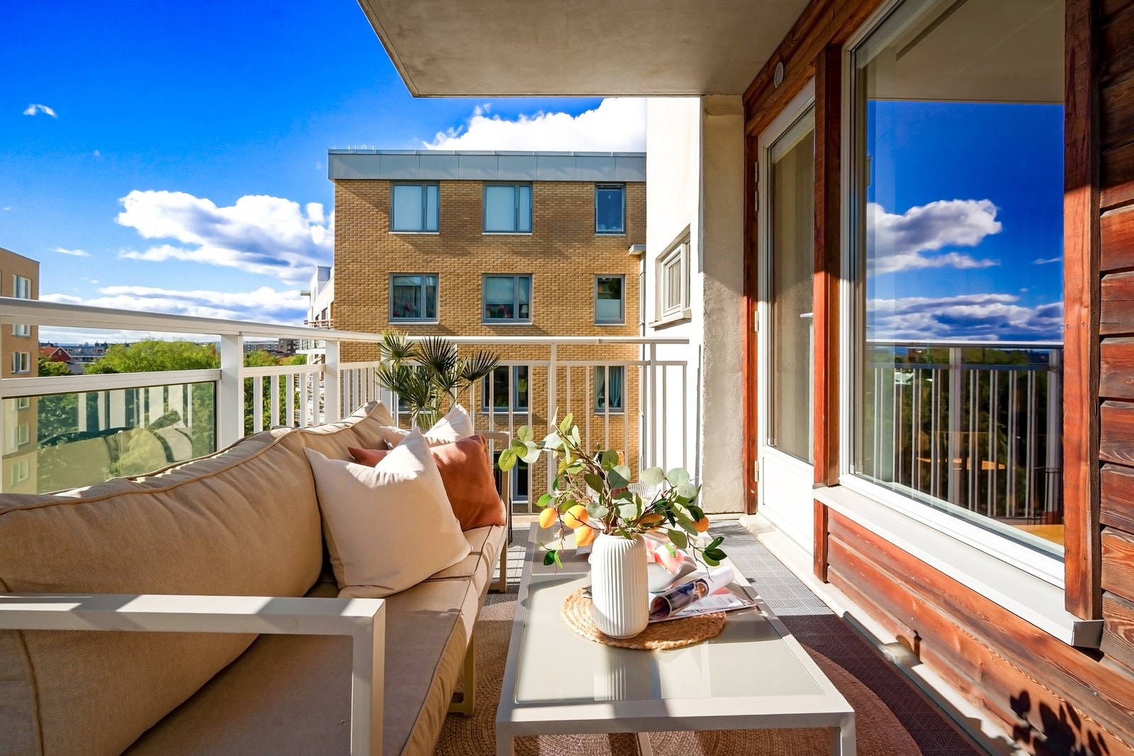 Balkongen er overbygget, noe som øker bruksverdien. Galleribilde