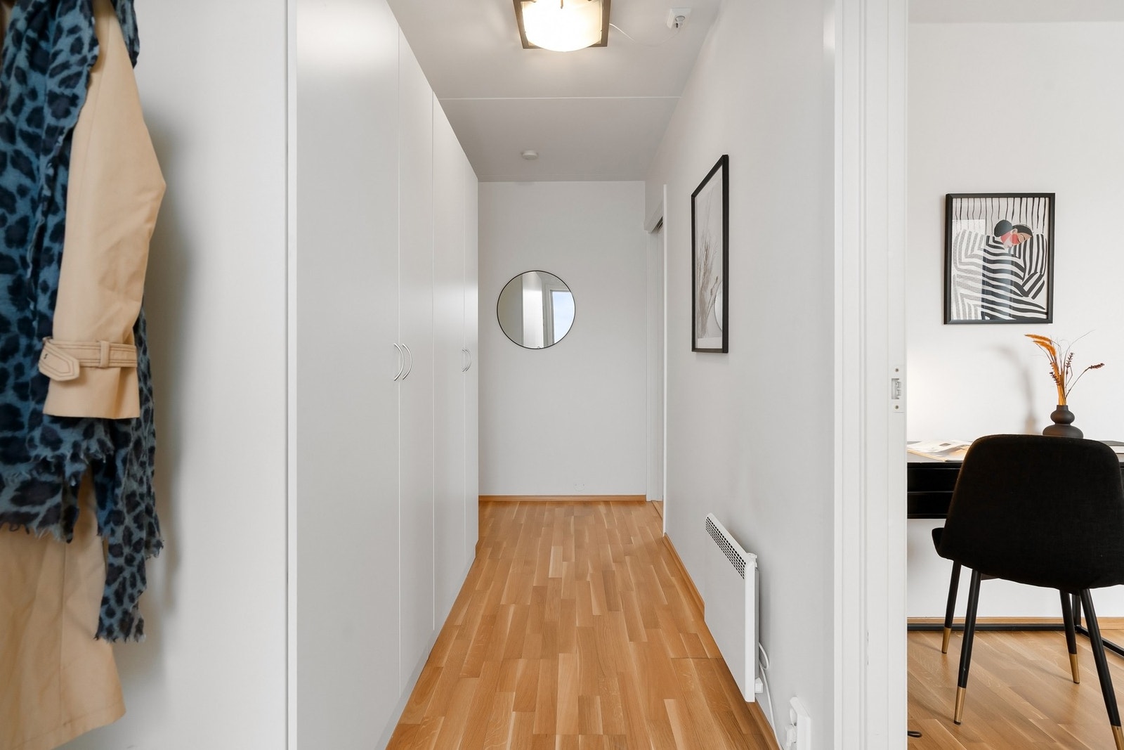 Boliger har flere garderobeskap noe som gir godt med lagringsplass. Med boligen følger også kjellerbod tinglyst som tilleggsdel til boligen. Galleribilde