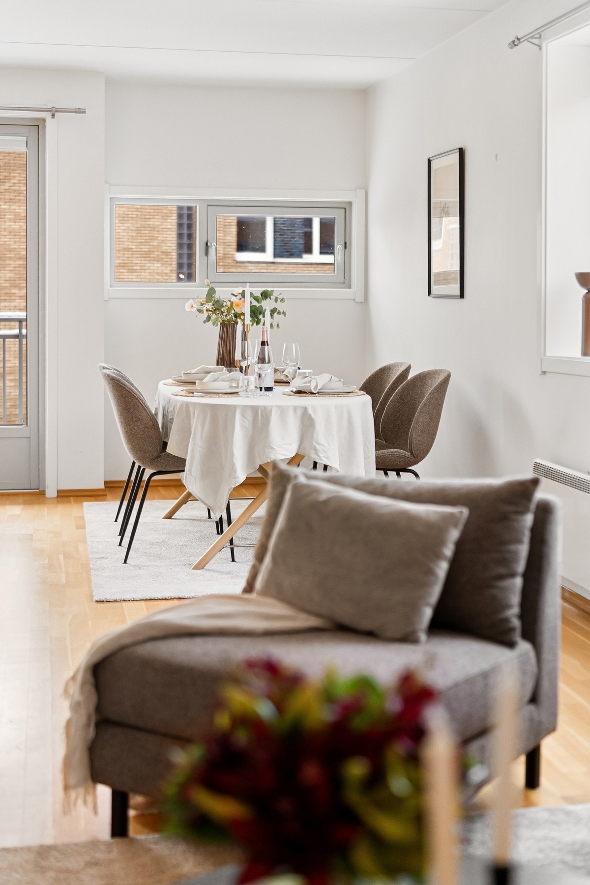 Sosial og delvis åpen stue- og kjøkkenløsning. Galleribilde