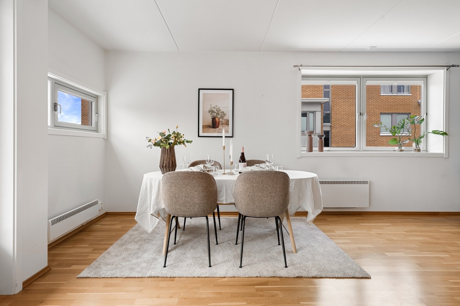 God plass til stor spisebordsgruppe. Galleribilde