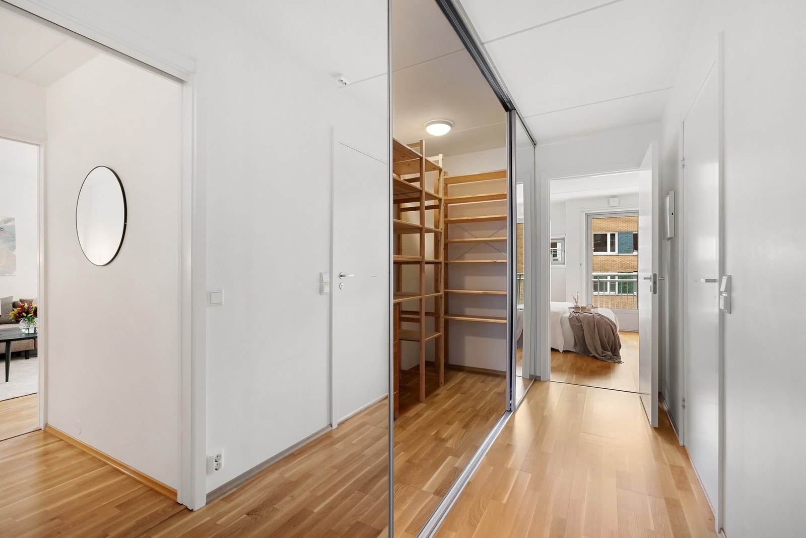 Hovedsoverommet ligger med direkte adkomst fra mellomgangen som har svært gode oppbevaringsmuligheter bak speil-skyvedørene. Galleribilde
