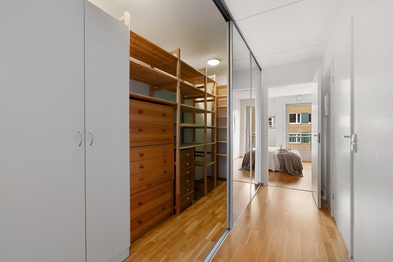 Skyvedørsgarderobe med ekstra dybe. Galleribilde