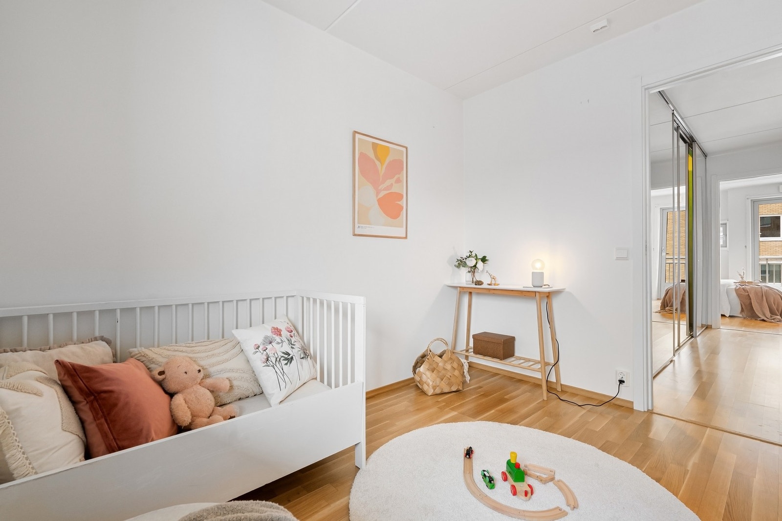 Rommet ligger i tilknytning til hovedsoverom, og er godt egnet som et barnerom. Galleribilde