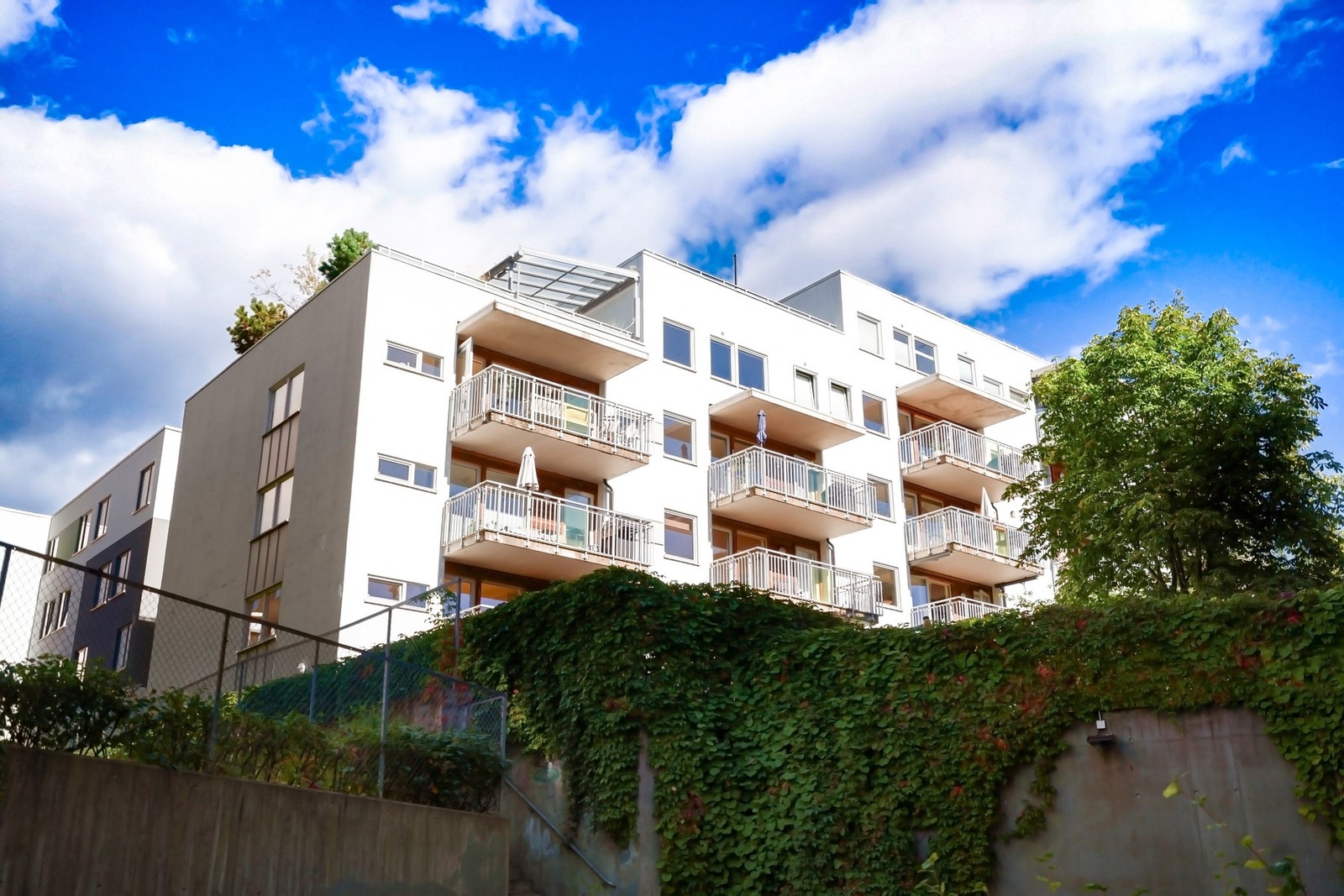 Bygget ligger på et høydedrag. Galleribilde