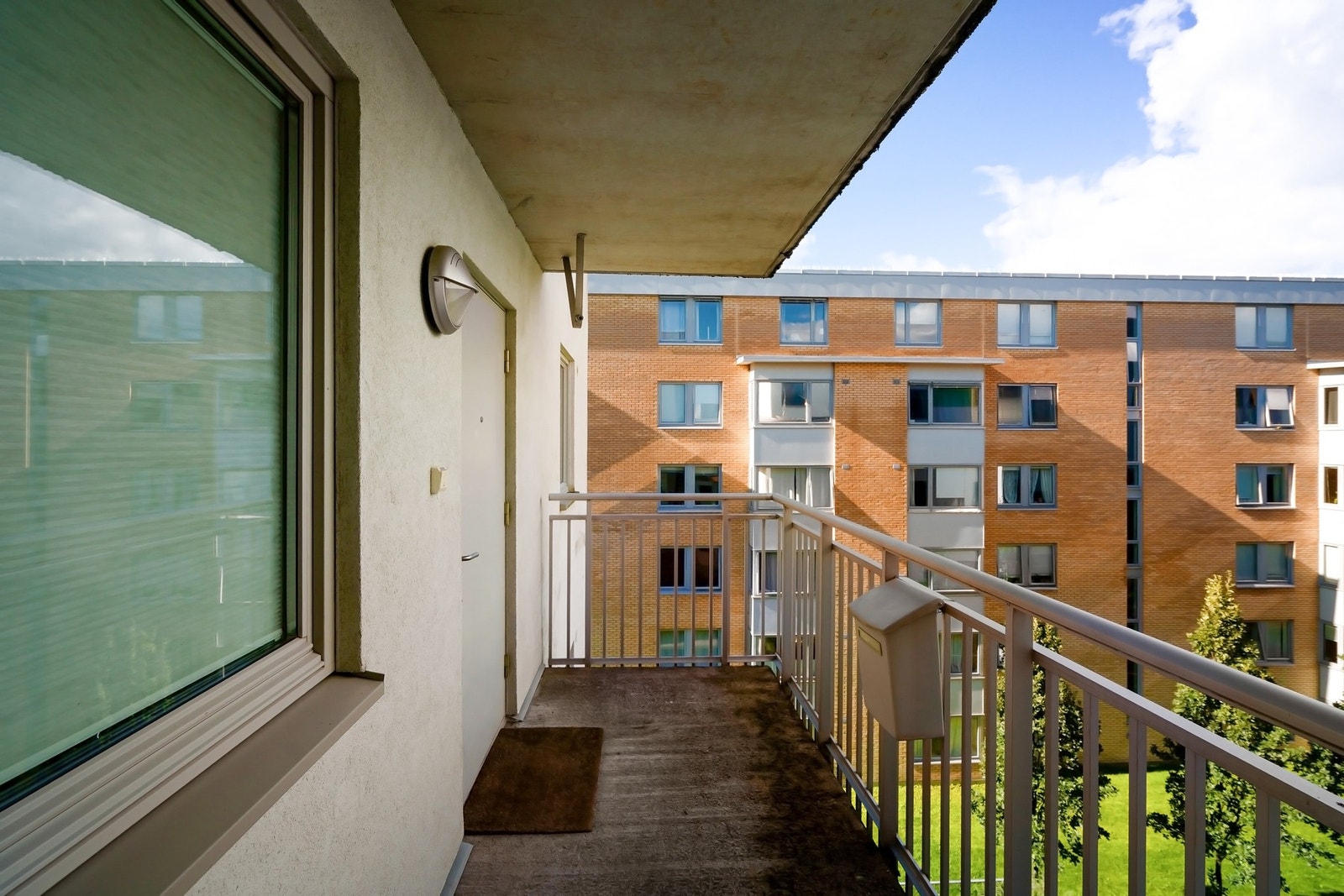 Boligen ligger innest i svalgang uten gjennomgangstrafikk. Galleribilde