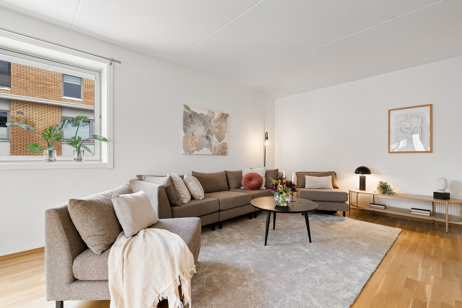 I stuen er det god plass til stor sofagruppe med tilhørende møblement. Galleribilde