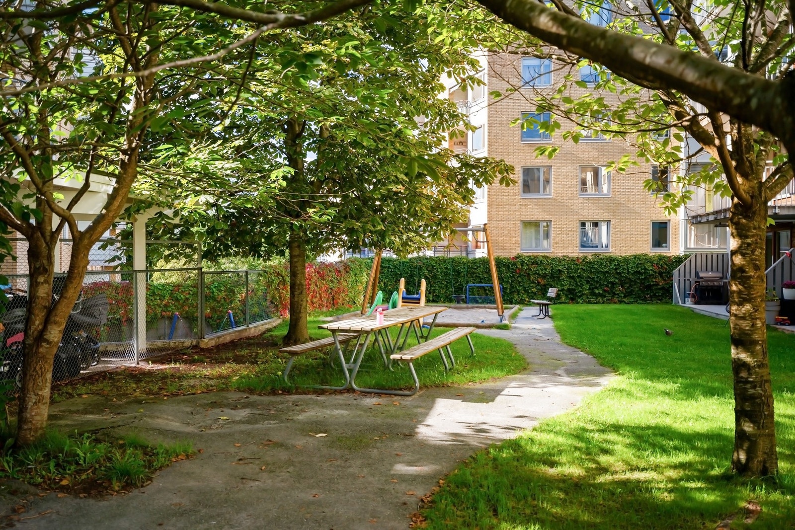 Frodige fellesarealer. FUS Barnehage Sandakerveien 74 ligger i sameiets 1. etasje og beboere har fortrinnsrett nr. 4. iht. vedtektene til barnehagen. Galleribilde