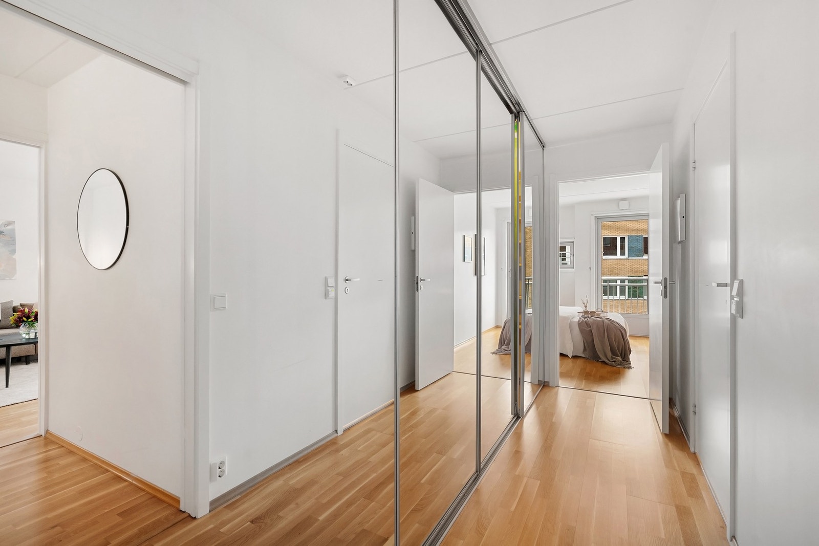 I mellomgangen er det en stor skyvedørgarderobe med speilfronter. Galleribilde