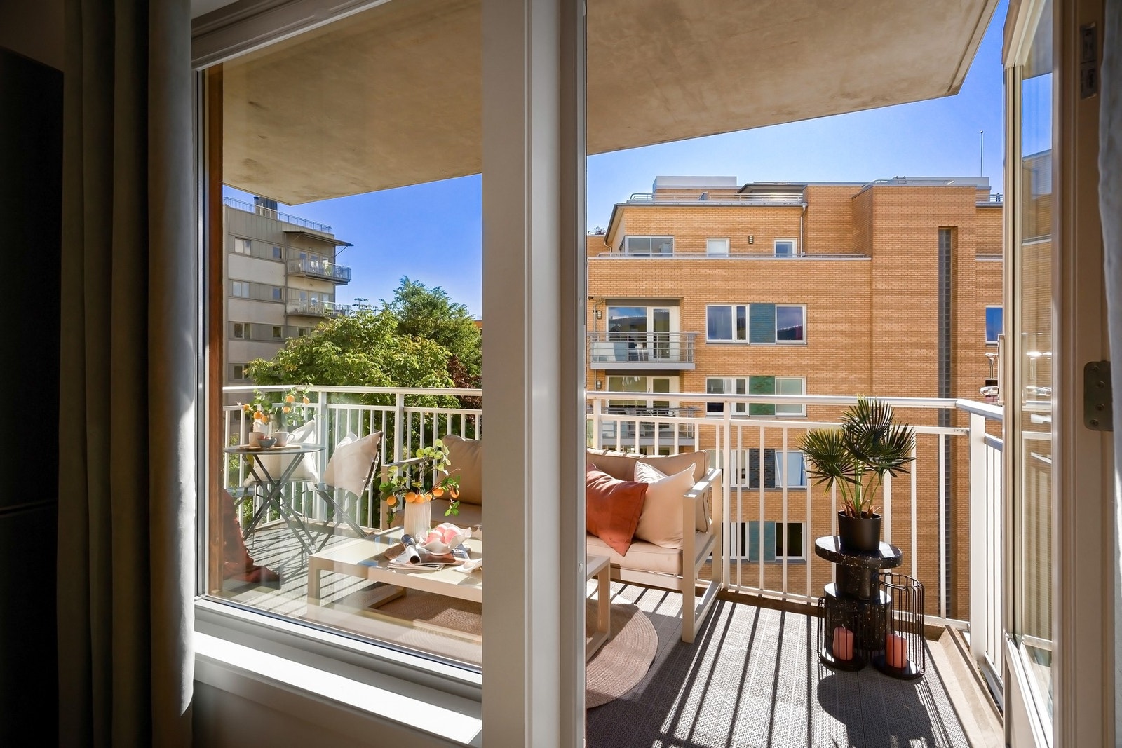 Balkongen kan oppleves som en forlengelse av stuen på varme sommerdager. Galleribilde