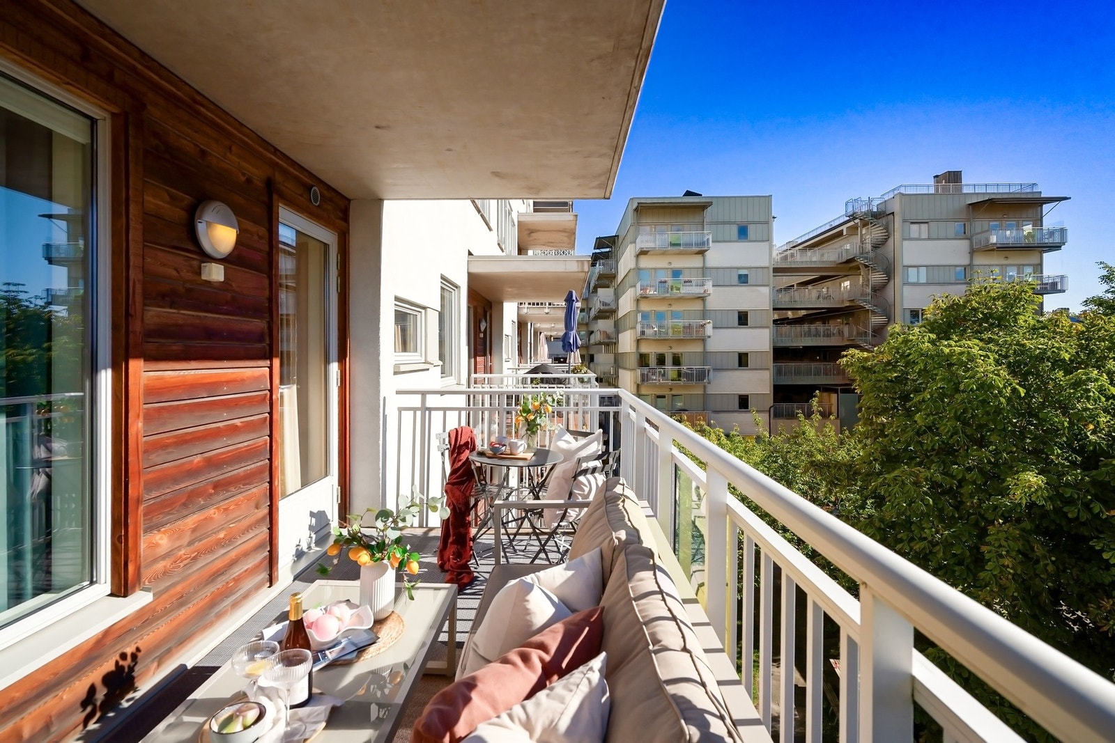 Balkongen er sydvendt og vender mot stille nabolag. Galleribilde