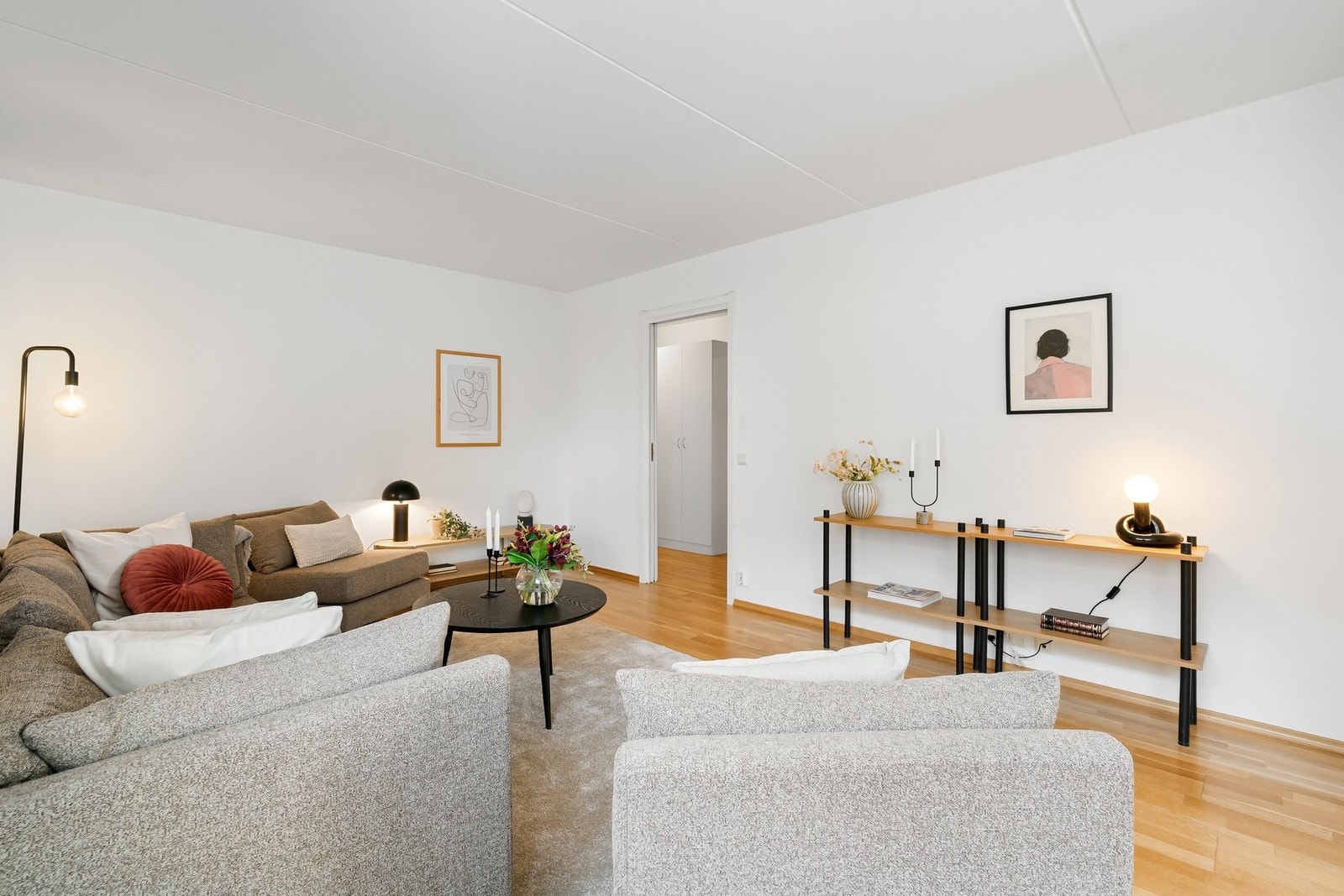 Med boligen følger 2 garasjeplasser ved siden av hverandre, hvor det er EL-billader på den ene plassen. Galleribilde