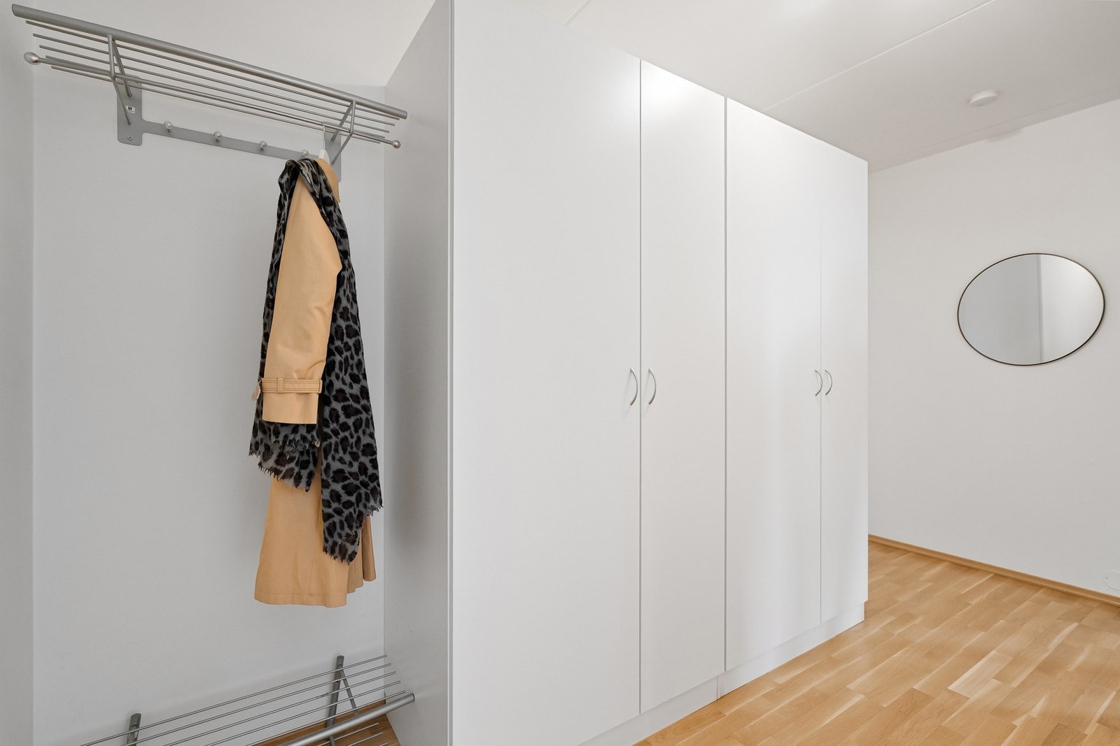 Romslig entré med god plass for lagring av yttertøy og sko. Galleribilde