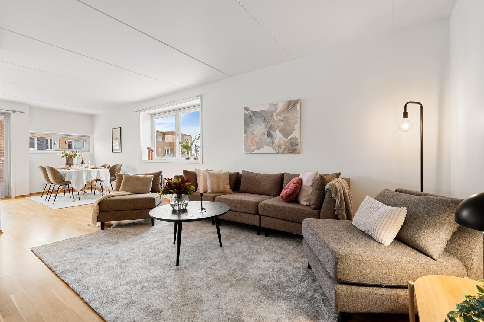 Stuen er av svært god størrelse med god soneinndeling. Galleribilde