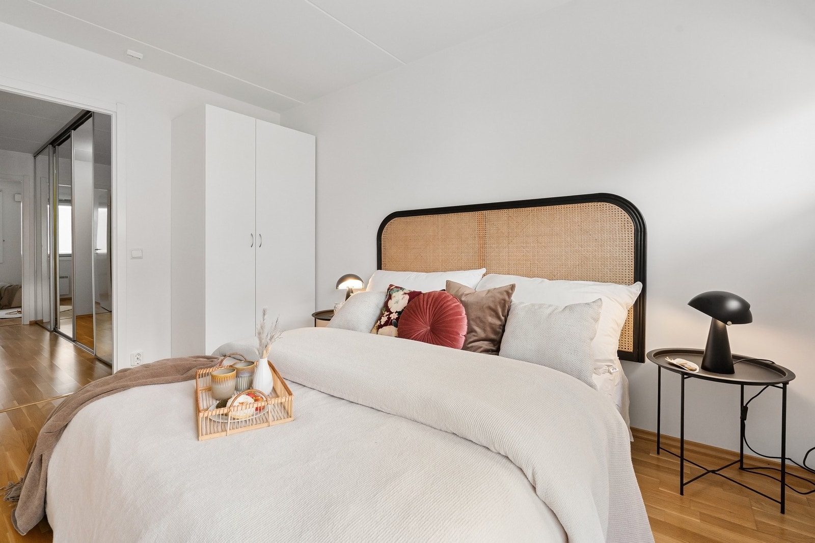 Plass til oppbevaring i garderobeskap. Galleribilde