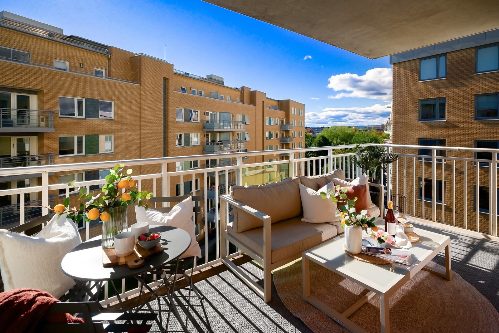 Boligen er en stor solrik balkong. Galleribilde