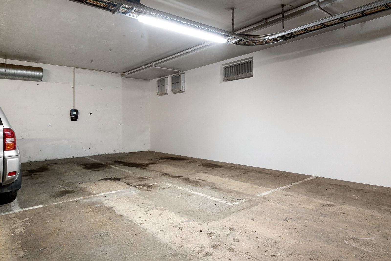 Med boligen er det tinglyst 2 garasjeplasser, og det etablert 1 EL-billader. Galleribilde