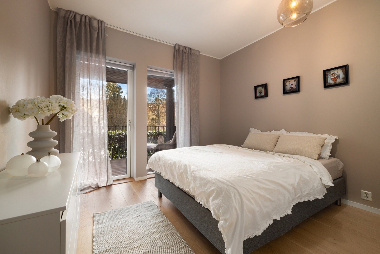 Leiligheten er svært innholdsrik med 3 soverom, 2 innbydende baderom (hvorav det ene er dedikert til master-soverom samt eget vaskerom/bod. Galleribilde