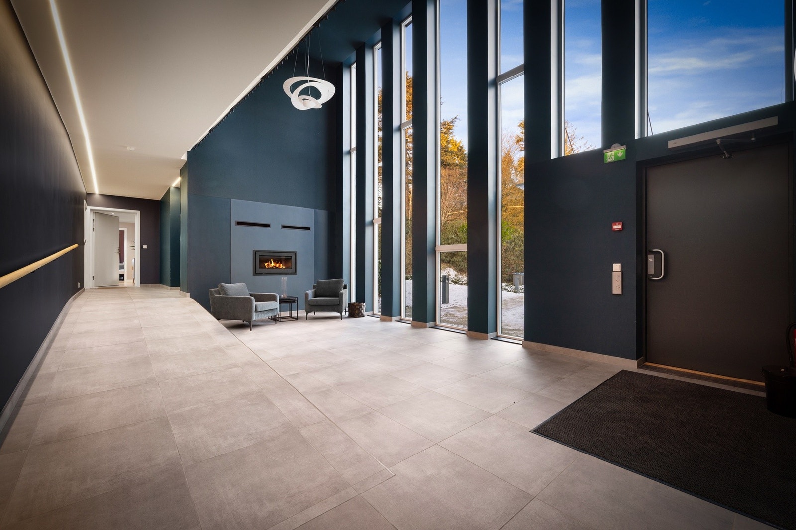 Mektig foaje med ildsted, store vindusflater og sjenerøs takhøyde. Det er kun 8 selveiende seksjoner i sameiet. Galleribilde