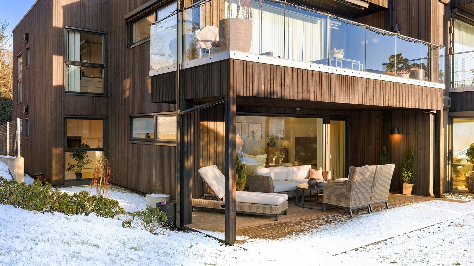 Leiligheten er en lekker endeleilighet med trappefri adkomst. Det er fast garasjeplass med ellader samt heis i bygget. Tilknyttet leiligheten er det to koselige uteplasser. Galleribilde