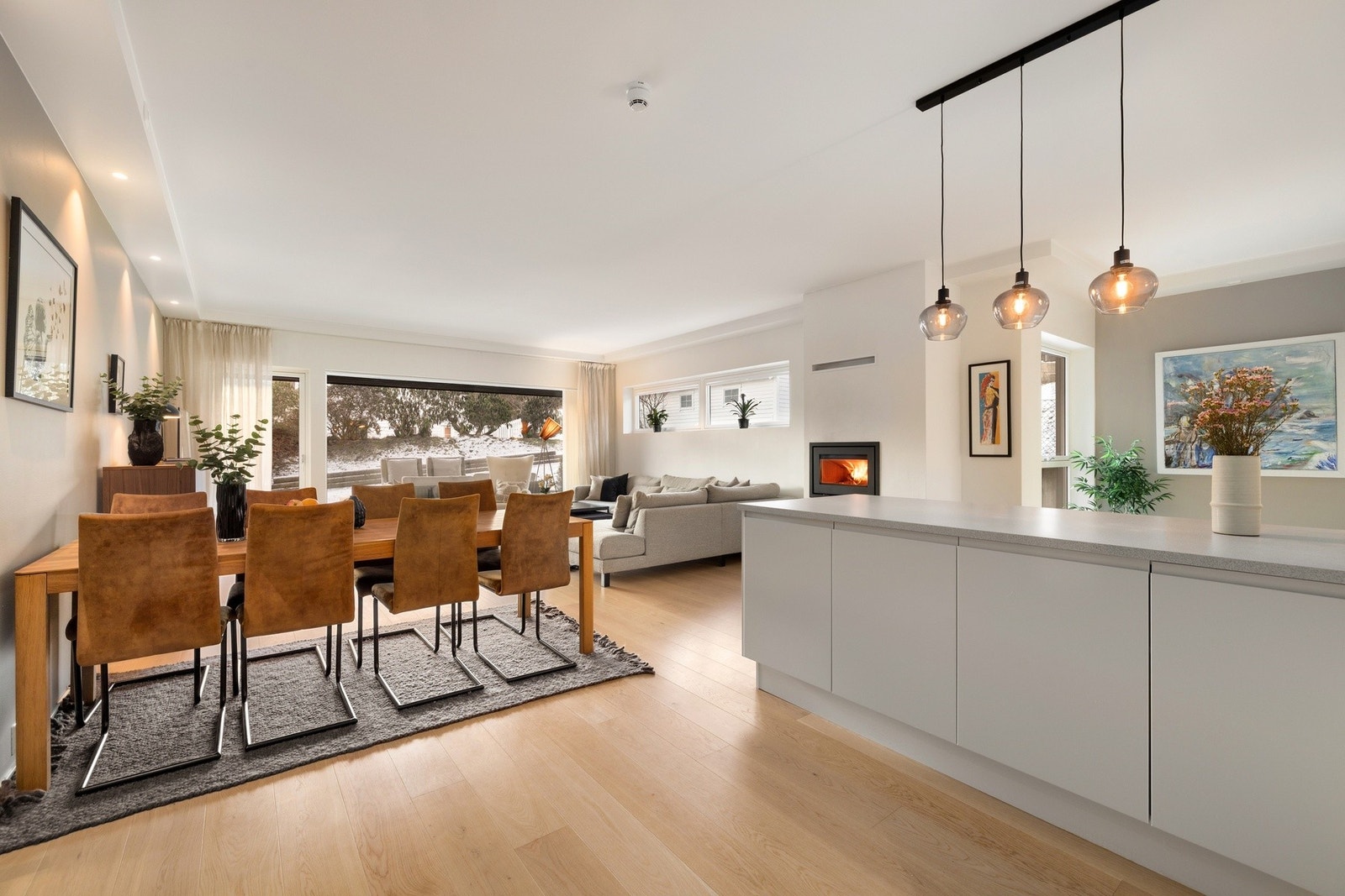 Det er åpen løsning mellom stue og kjøkken, som gir en fin "flyt" mellom rommene. Galleribilde