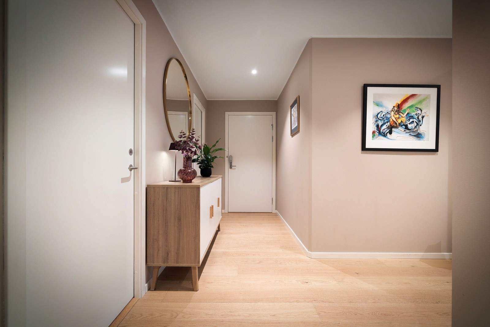 Entré/gang fordeler seg i vinkel og har god størrelse. Det er skyvedørsgarderobe til oppheng av ytterklær og plass til sko etc. Galleribilde