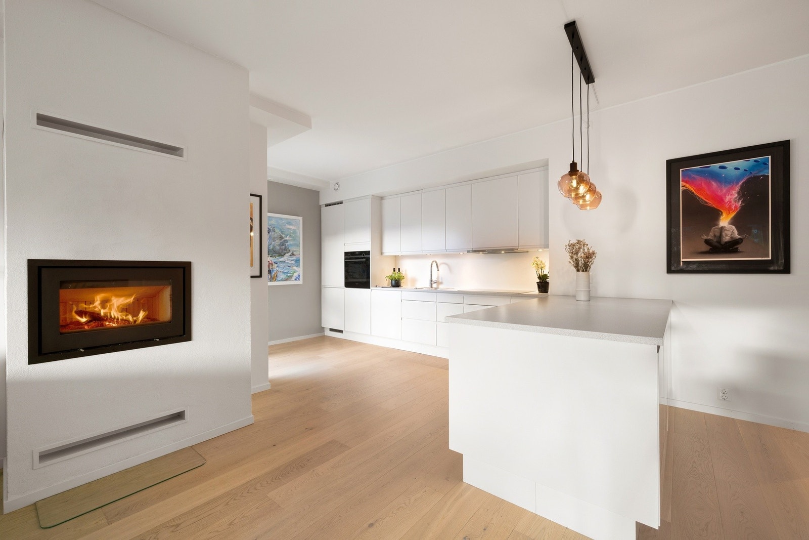 I stuen er det både et plassbygget ildsted og radiator (NIBE avtrekksvarmepumpe) til effektiv oppvarming. Galleribilde