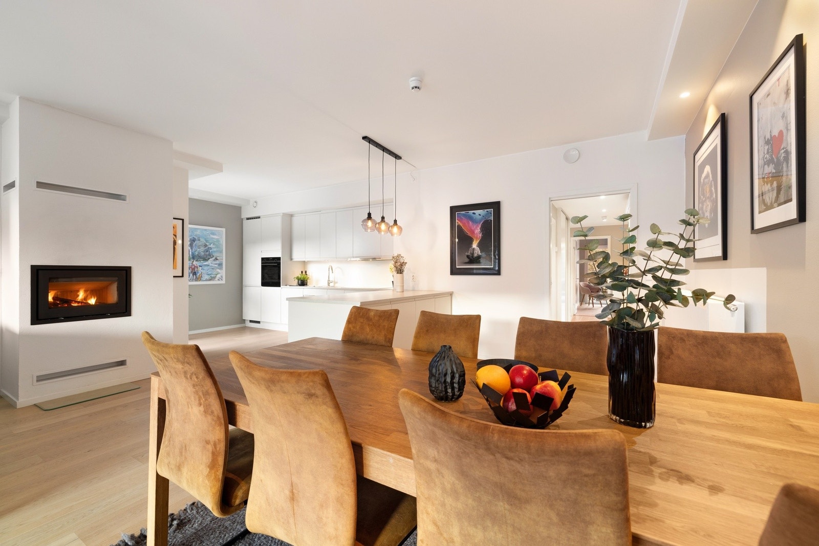 Det er god plass til et stort spisestuebod. Den gode takhøyden gir også en positiv romfølelse. Galleribilde