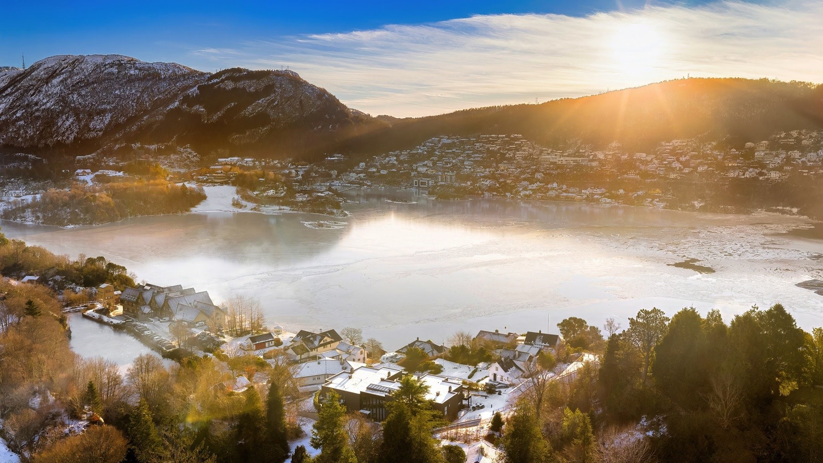 Villa Åstvedt har en flott beliggenhet i vakre omgivelser på Åstveit. Bygget stod ferdigstilt i 2018 med innflytting 1. kvartal 2019. Galleribilde