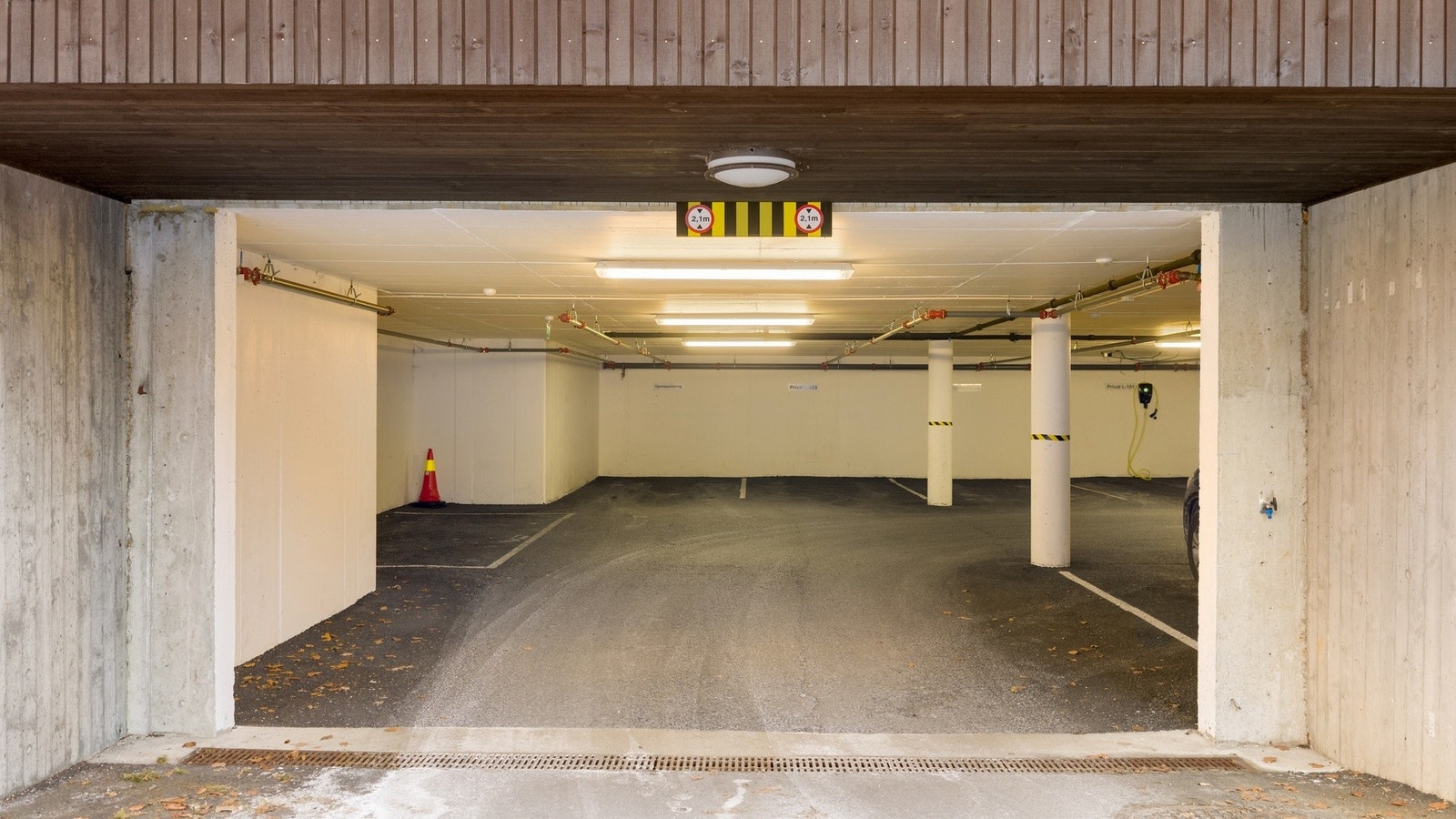 Det følger med fast biloppstillingsplass med elbillader i sameiets garasjeanlegg. Det er også gjesteparkering under tak i anlegget. Galleribilde