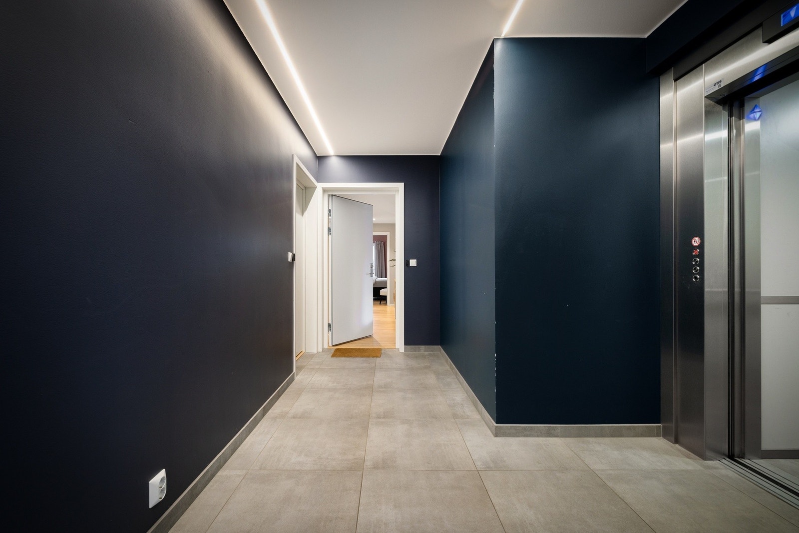 Det er heis i bygget, som bringer deg effektivt ned til garasjeanlegget og den eksterne boden på 5 m². Galleribilde