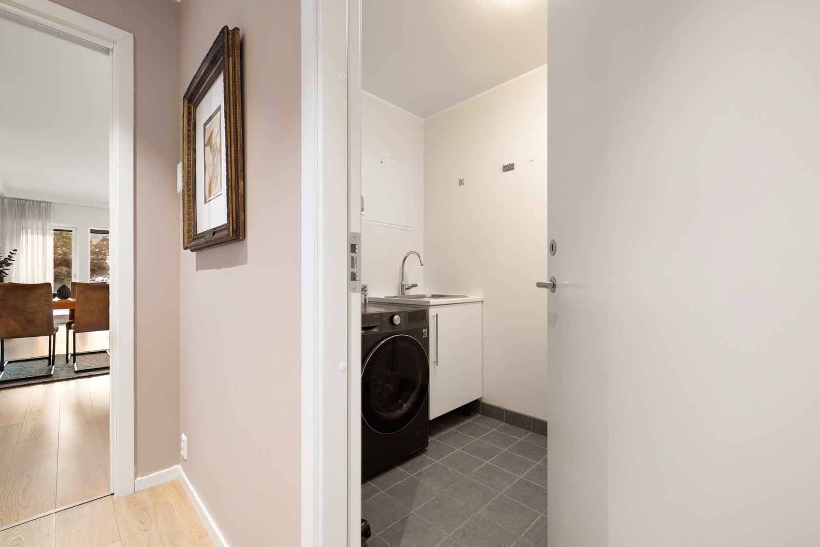 Foruten badene er det separat vaskerom/bod tilrettelagt for oppkobling av vaskemaskin. Galleribilde