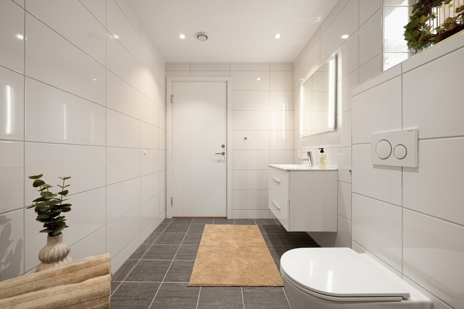 Det er innfelte downlights i himlingen og behagelig varme i gulvet. Galleribilde