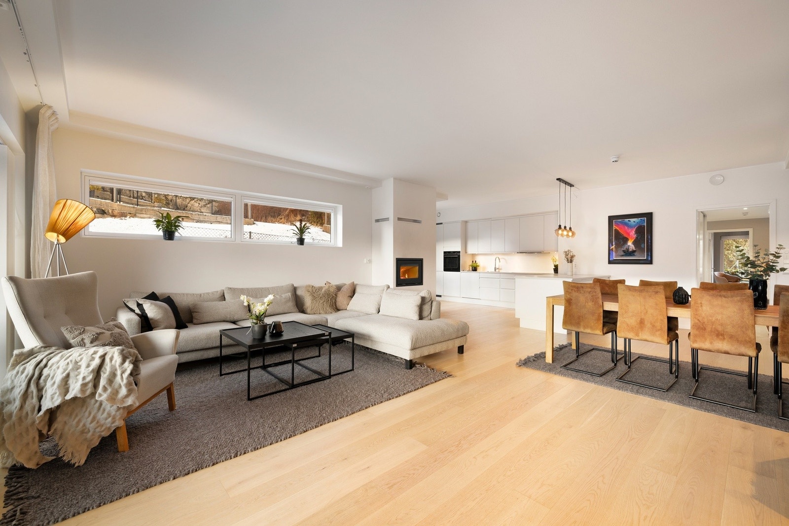 Stuen fremstår som koselig innredet. Her får man god plass til sofagruppe og spisestuebord. Galleribilde