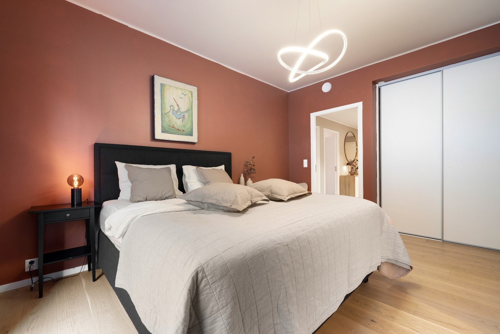 Her er det lett å falle til ro. Hovedsoverommet er som en egen privat suite. Galleribilde