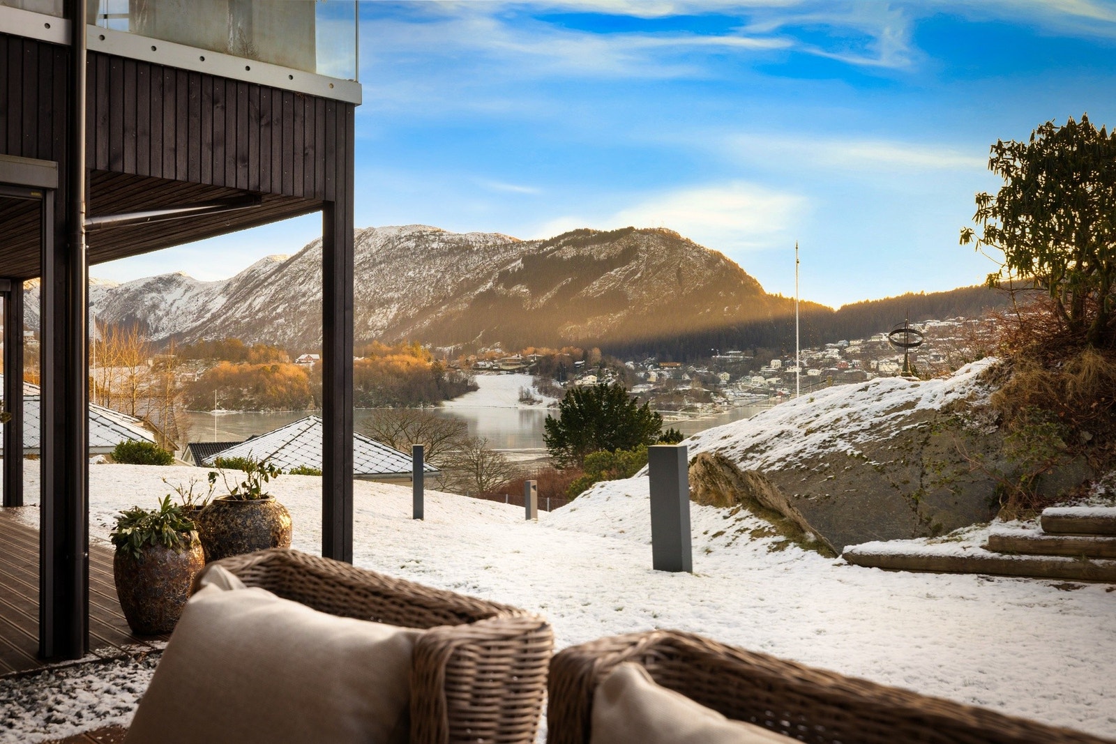 Det er fin utsikt mot Eidsvågbukten og tilliggende område. Galleribilde