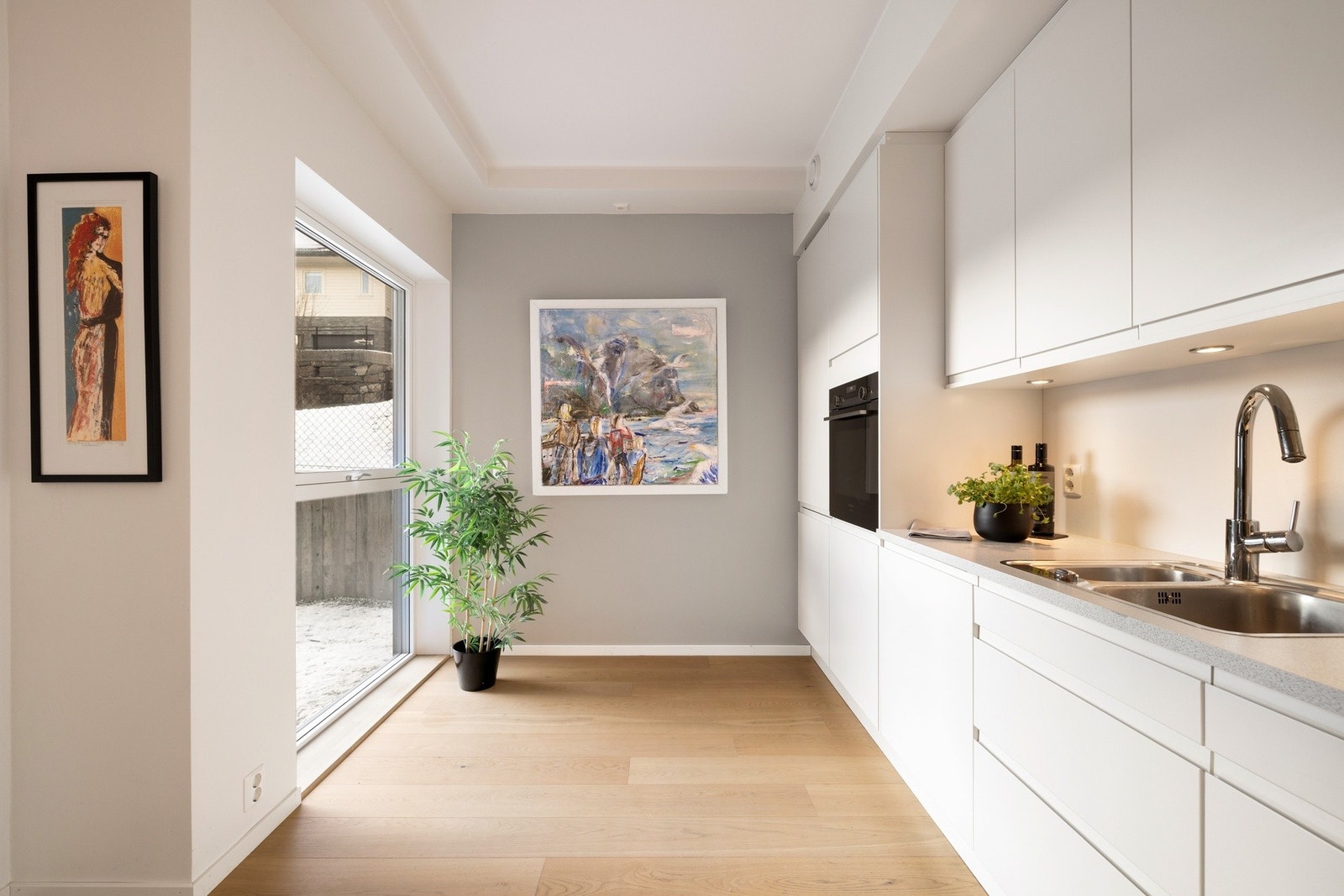 Kjøkkenet er rigget for kokkelering og gode matopplevelser. Legg merke til det store vinduet, som gir gode lysforhold. Galleribilde