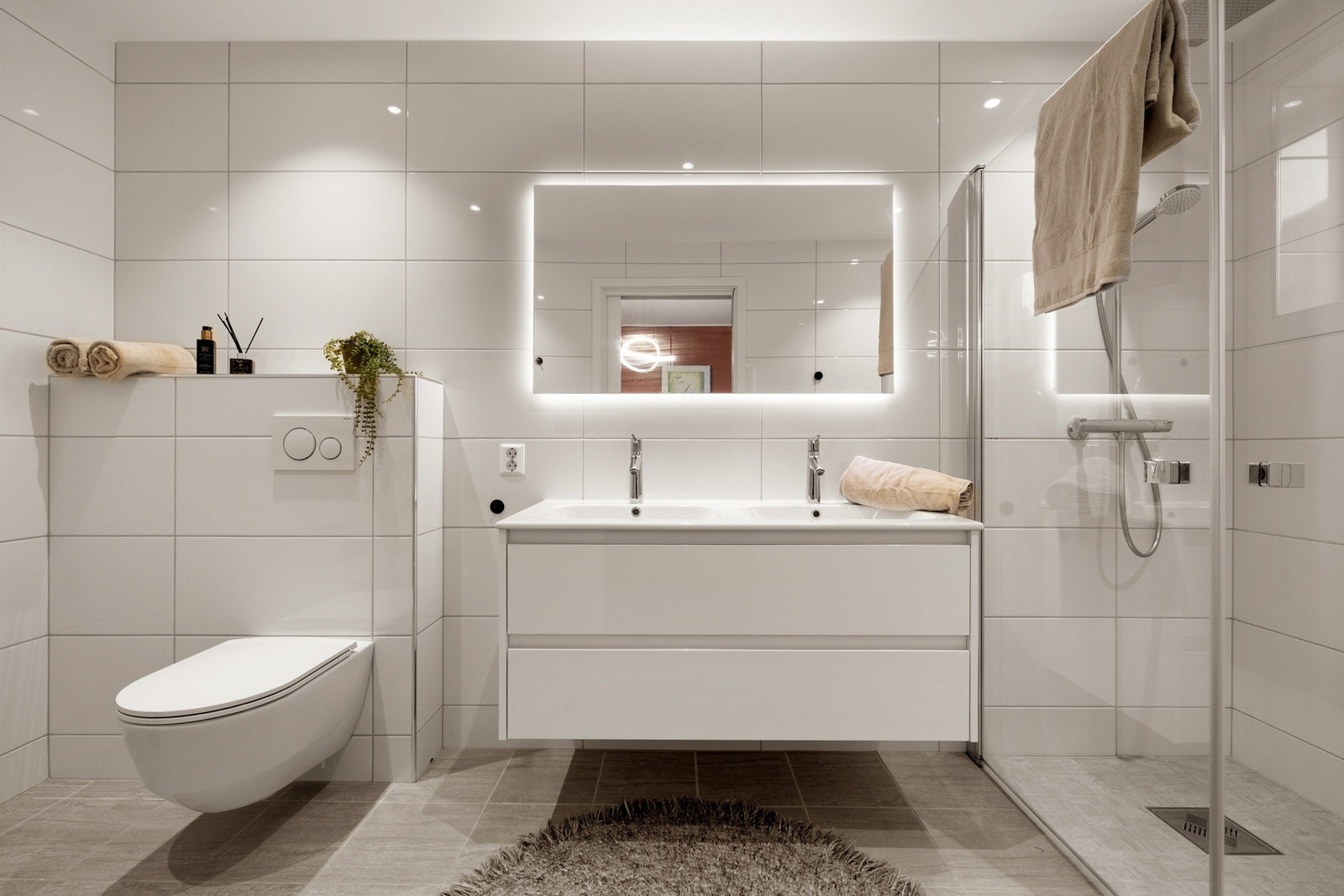 Tiltalende bad som er dedikert til master-soverom. Galleribilde