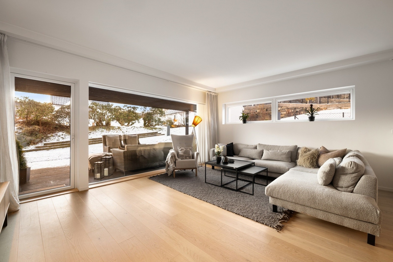 De store vindusflatene fra gulv til tak bringer nærmest naturen inn i rommet. Det er begrenset med innsyn. Galleribilde