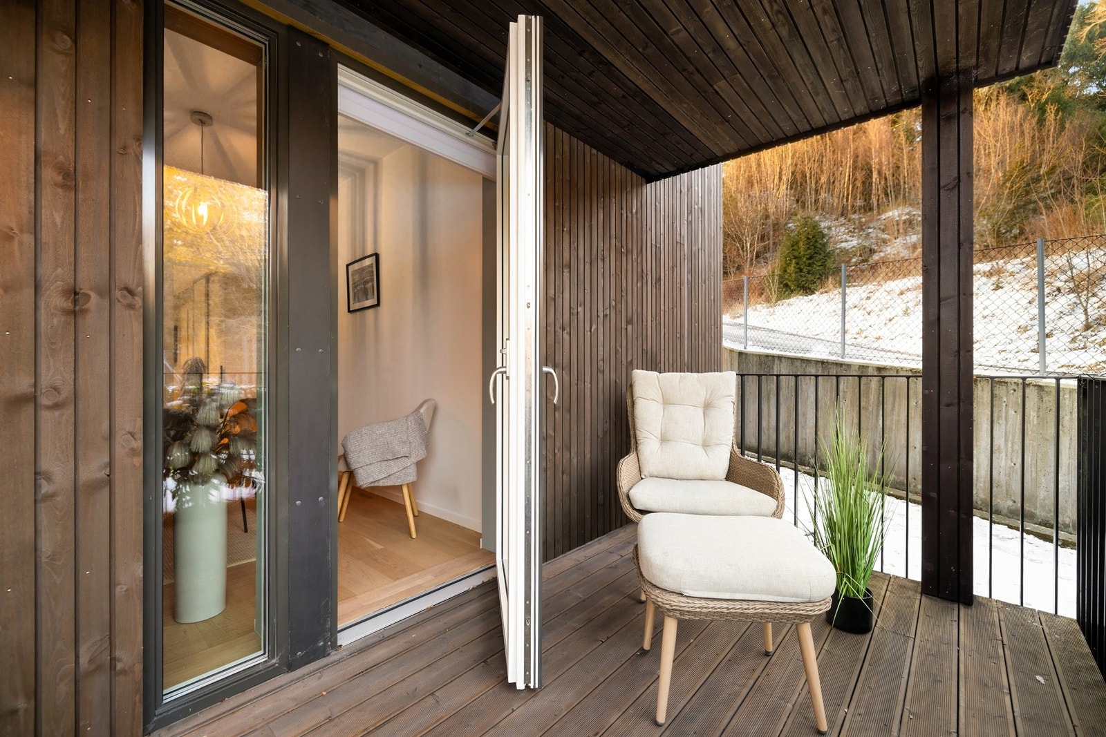 Fra 2 av soverommene er det direkte adkomst til en koselig terrasse. Galleribilde