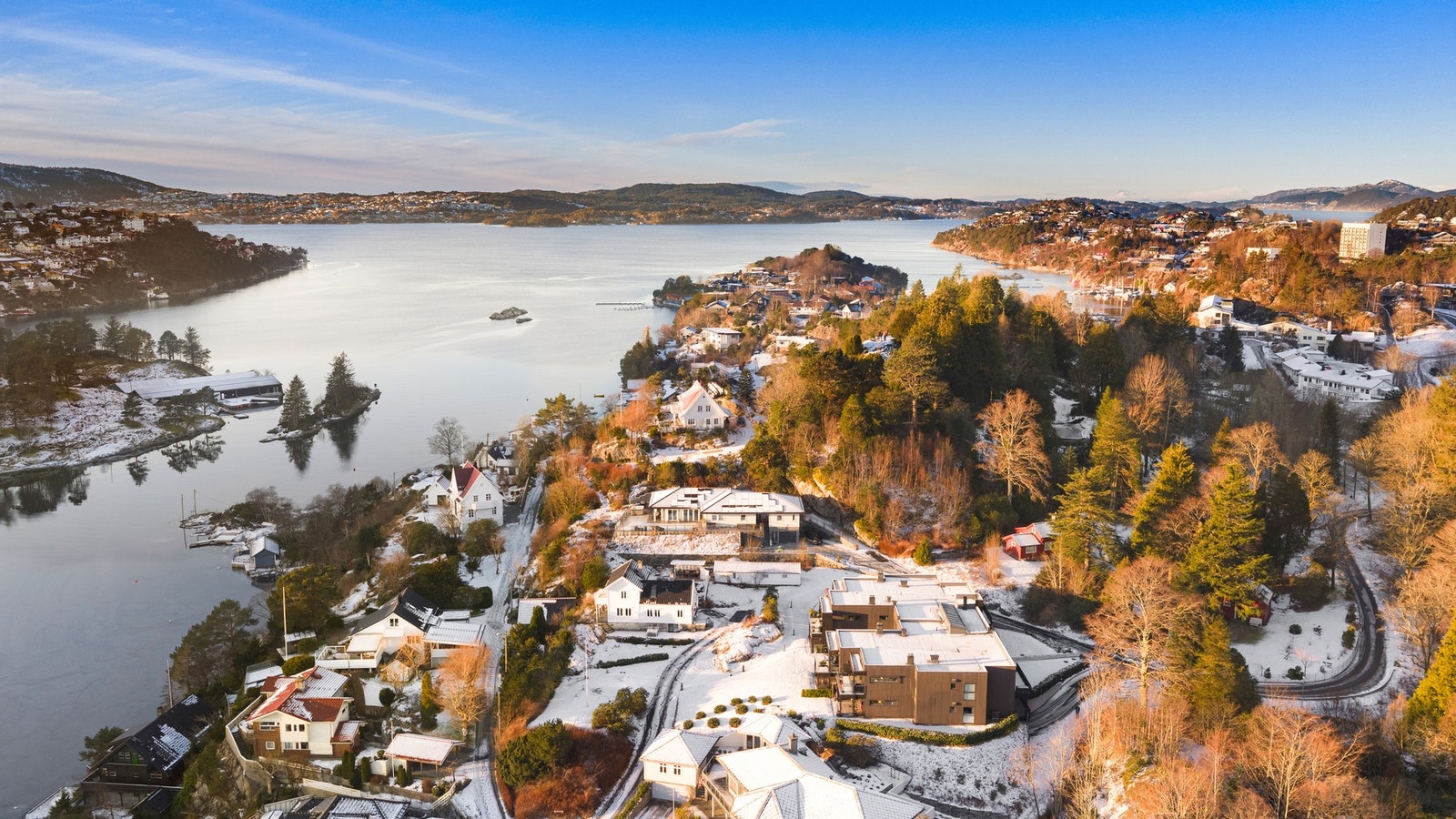 Sameiet ligger i naturskjønne omgivelser med nærhet til sjø og turterreng. Det er kort kjøretid til dagligvare, Åsane Storsenter og Bergen sentrum. Galleribilde