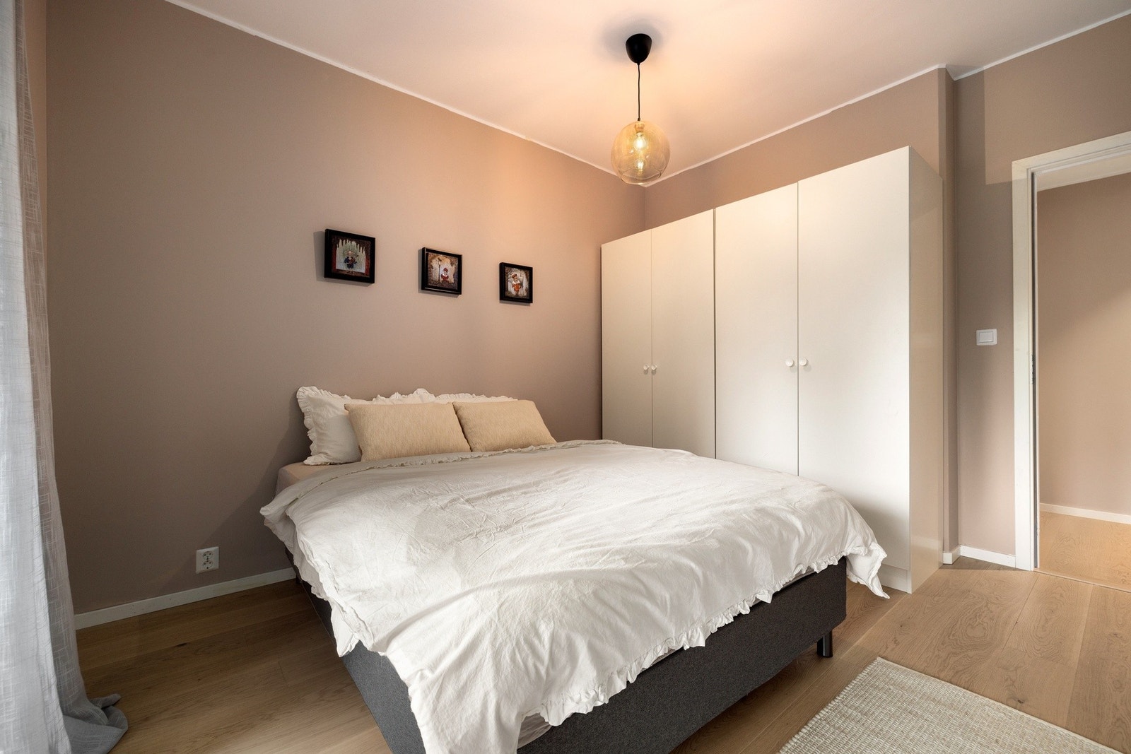 Innbydende soverom med tilhørende garderobeskap. Galleribilde