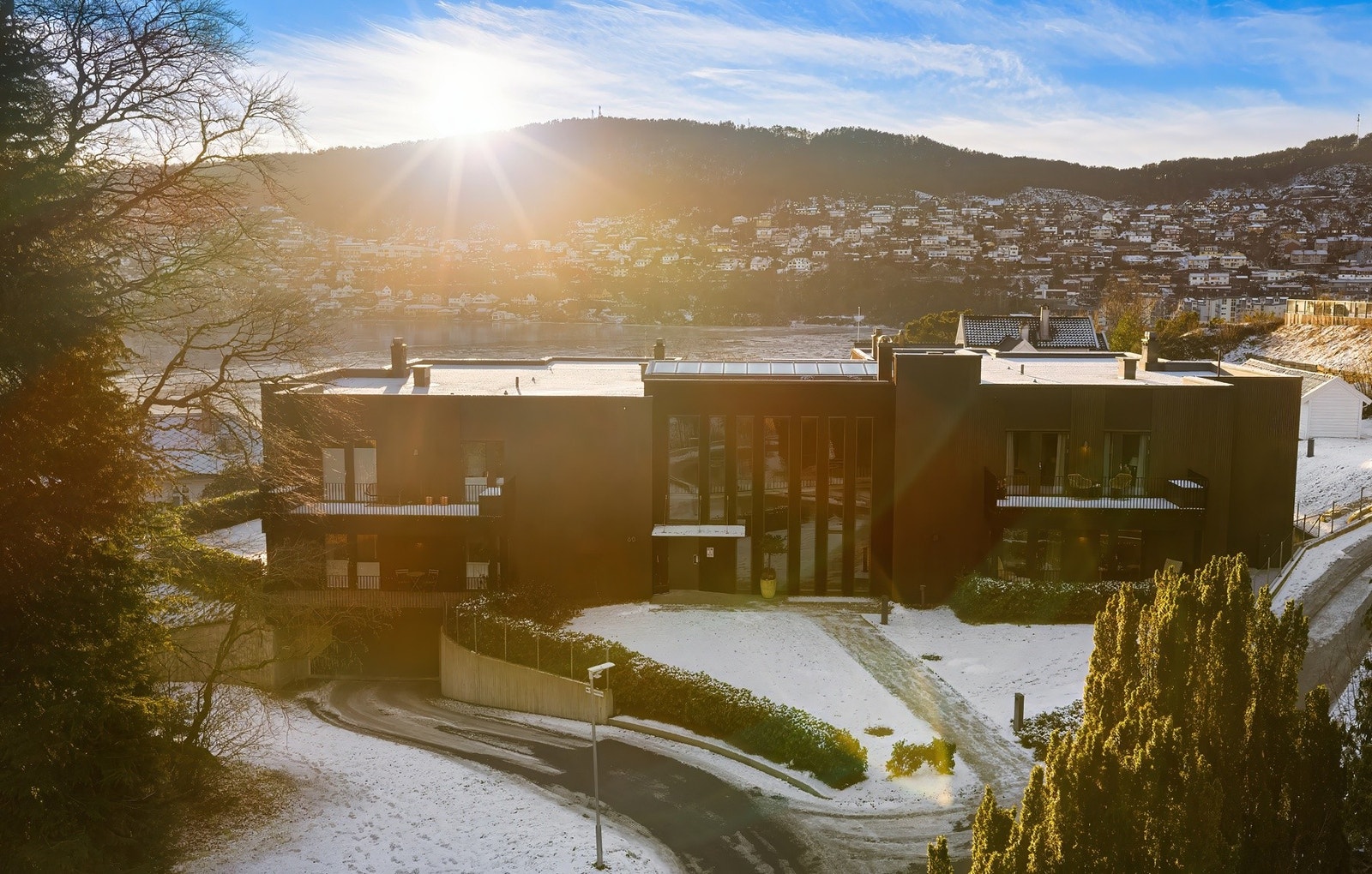 Boligen har moderne fasiliteter som NIBE varmekonvekter til oppvarming, balansert ventilasjonsanlegg og rør-i-rør system etc. Galleribilde