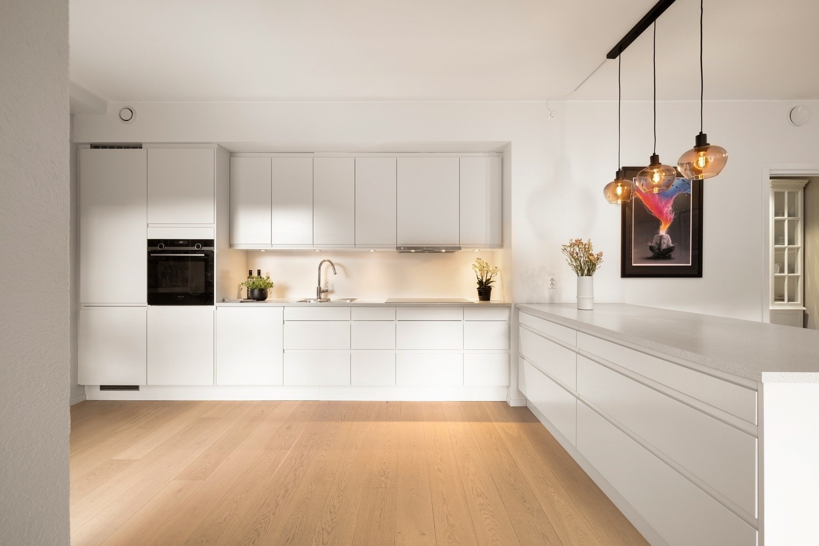 Lekkert Sigdal kjøkken med tilhørende hvitevarer. Galleribilde