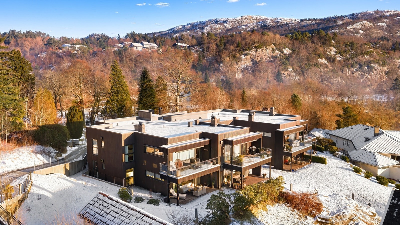 Villa Åstvedt har en flott beliggenhet like i nærheten av sjøen og Bergen Golfklubb sitt flotte golfanlegg på Åstveit. Galleribilde