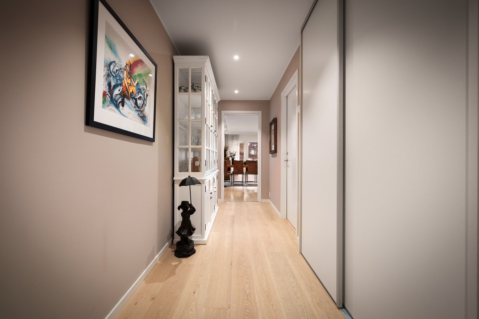 I gangen er det en skyvedørsgarderobe til oppheng av ytterklær og plass til sko etc. Galleribilde