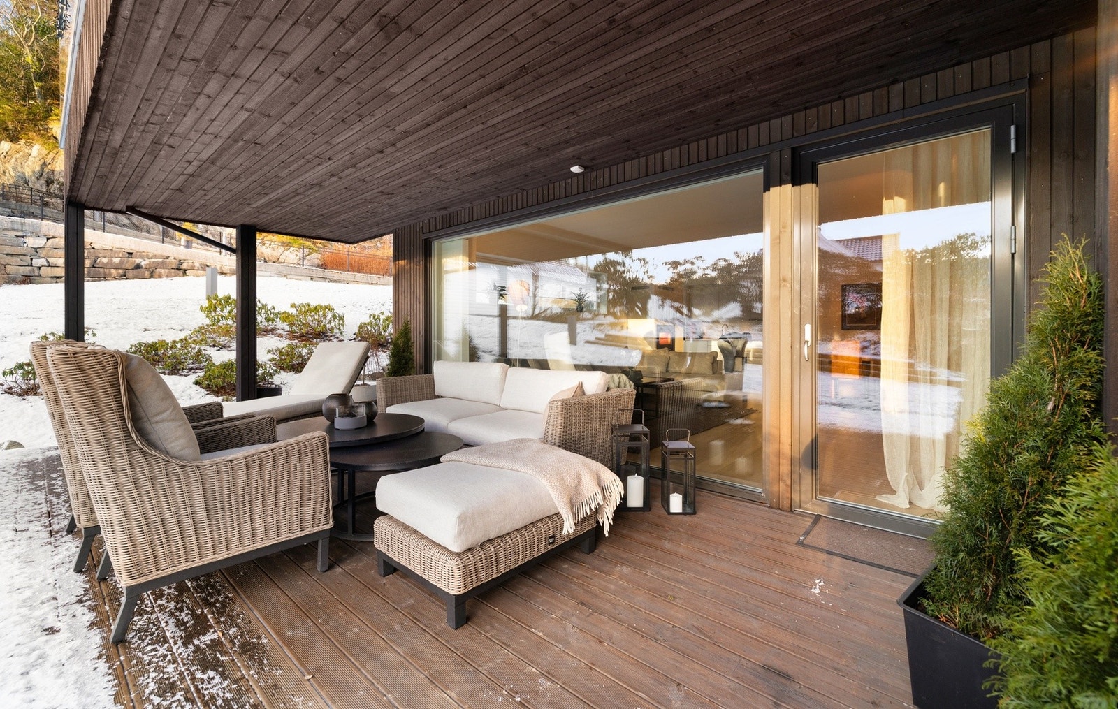 Fra stuen er det direkte adkomst til en delvis overbygget og stor uteplass. Galleribilde