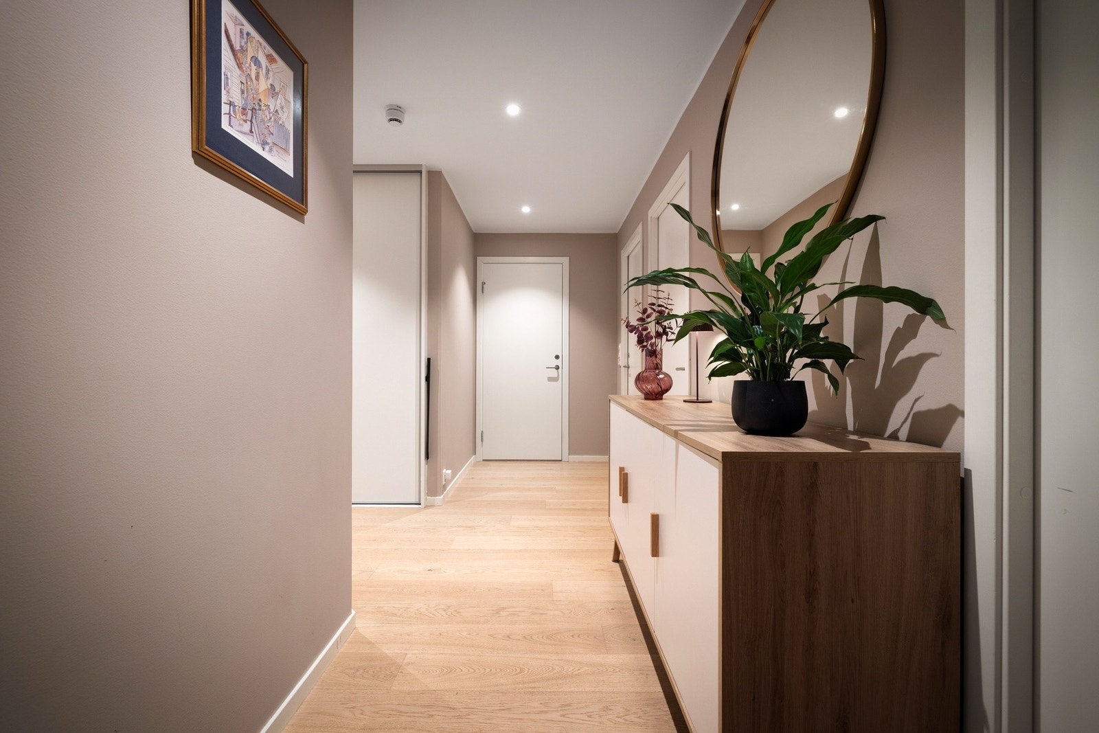 Dette er en meget tiltalende og gjennomført leilighet, som er malt i tidsriktige og harmoniske fargetoner. Galleribilde