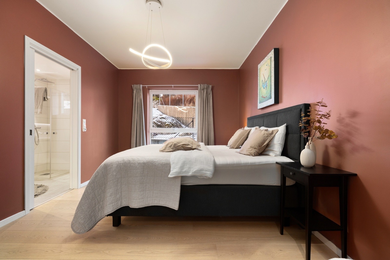 Bildet viser master-soverom som har god størrelse, skyvedørsgarderobe og eget baderom. Galleribilde