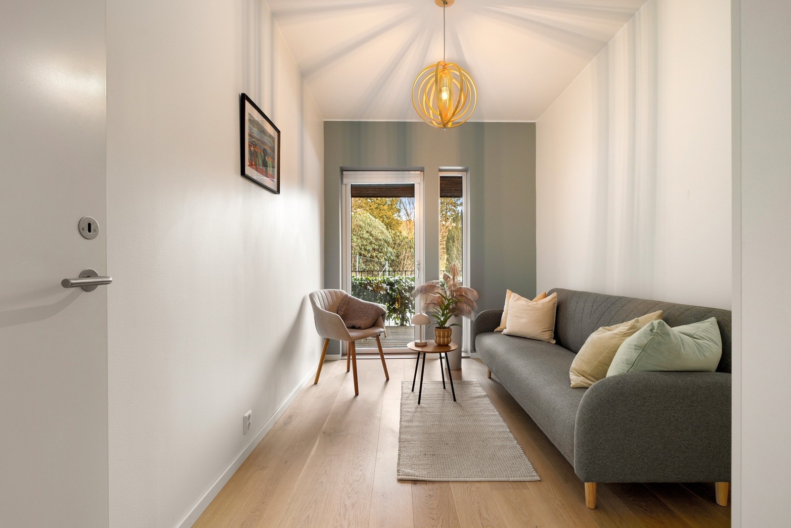 Utsnitt av soverom 2. Det lekre 1-stavs eikeparkettgulvet er gjennomgående i leiligheten (eks. flislagt areal), og skaper et helhetlig inntrykk. Galleribilde