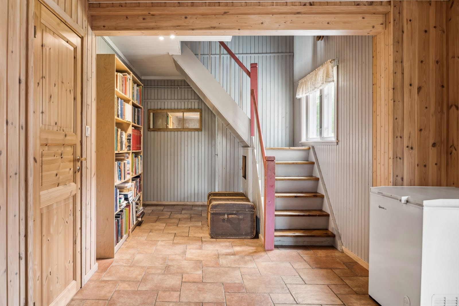 Hall med trapp til loftsetasjen Galleribilde
